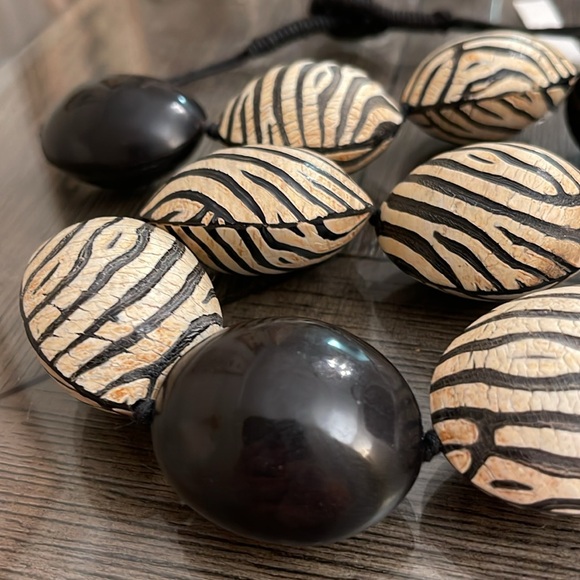 Boutique Style Manouk Large Seed Pod Necklace Zebra Strips Asymmetrical Design - Picture 15 of 16